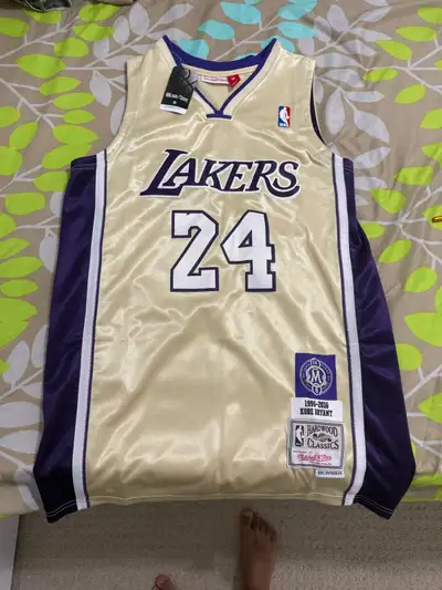 Never worn before Kobe Bryant hall of fame jersey Comes with tags Medium Also have #8 for complete s...