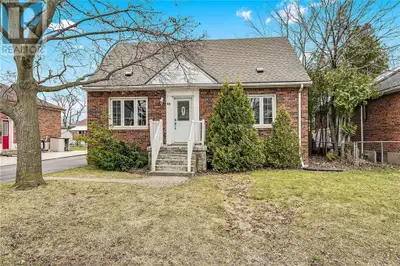 For Lease - $2800/Monthly - 44 West 4th St. (Upper) - 3 Bedrm