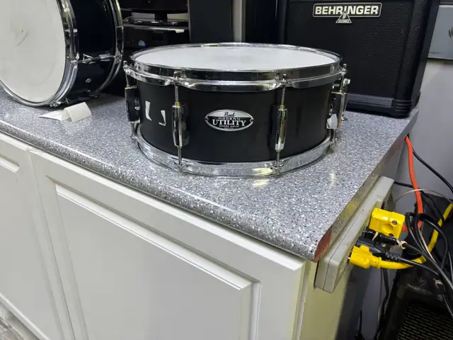 Pearl Modern Utility Snare Drum 14x6.5 Satin in Drums & Percussion in Oshawa / Durham Region - Image 4
