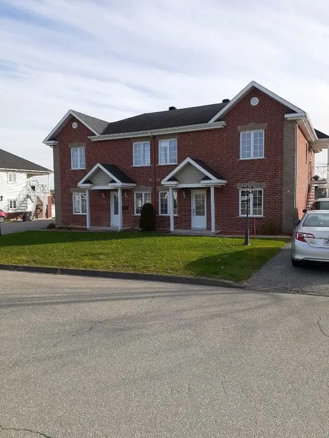 4 1/2 à louer à rock forest. Sherbrooke