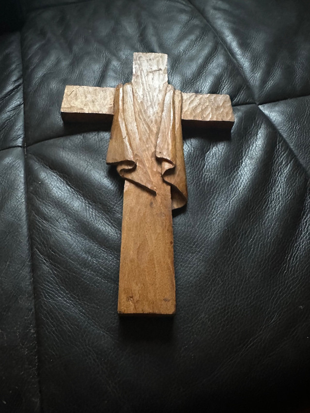 Beautiful hand carved cross / crucifix  in Arts & Collectibles in City of Montréal