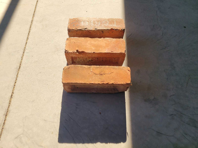 Vintage clay bricks  in Other in Kawartha Lakes - Image 3