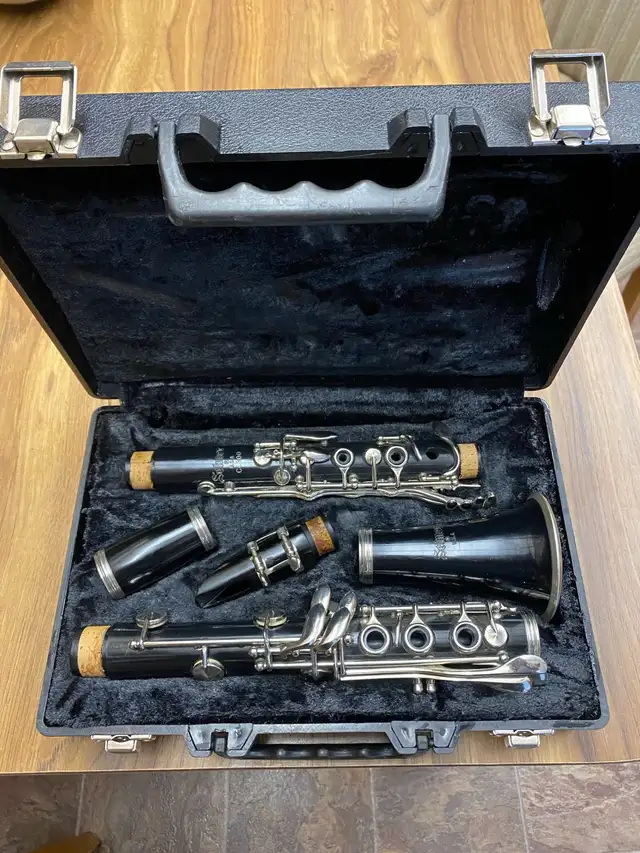 SELMER CLARINET with case.Excellent condition. in Woodwind in Saskatoon - Image 2