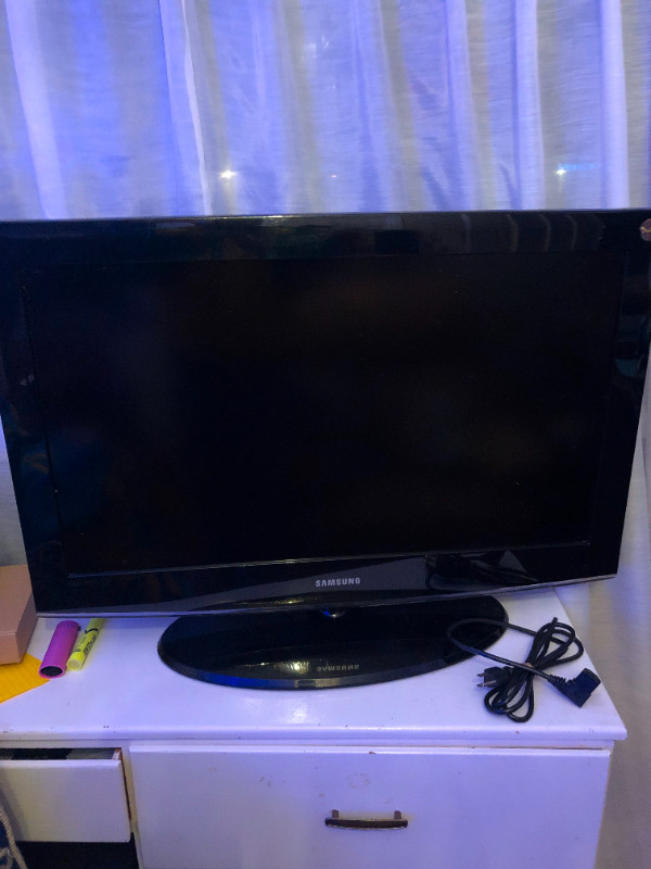 32" Flat Panel Series 4 LCD HDTV - Black in General Electronics in Mississauga / Peel Region