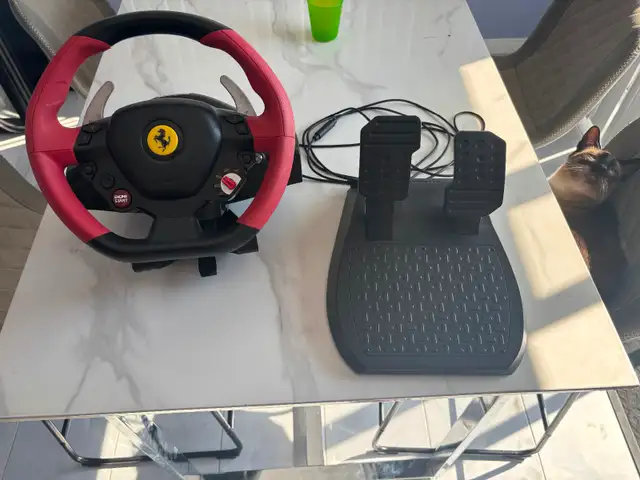 Volant Thrustmaster Ferrari 458 in Xbox Series X & S in Longueuil / South Shore - Image 3