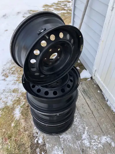 Steel wheels off a 2022 Mitsubishi RVR. 16x6.1 Pressure sensors still installed.