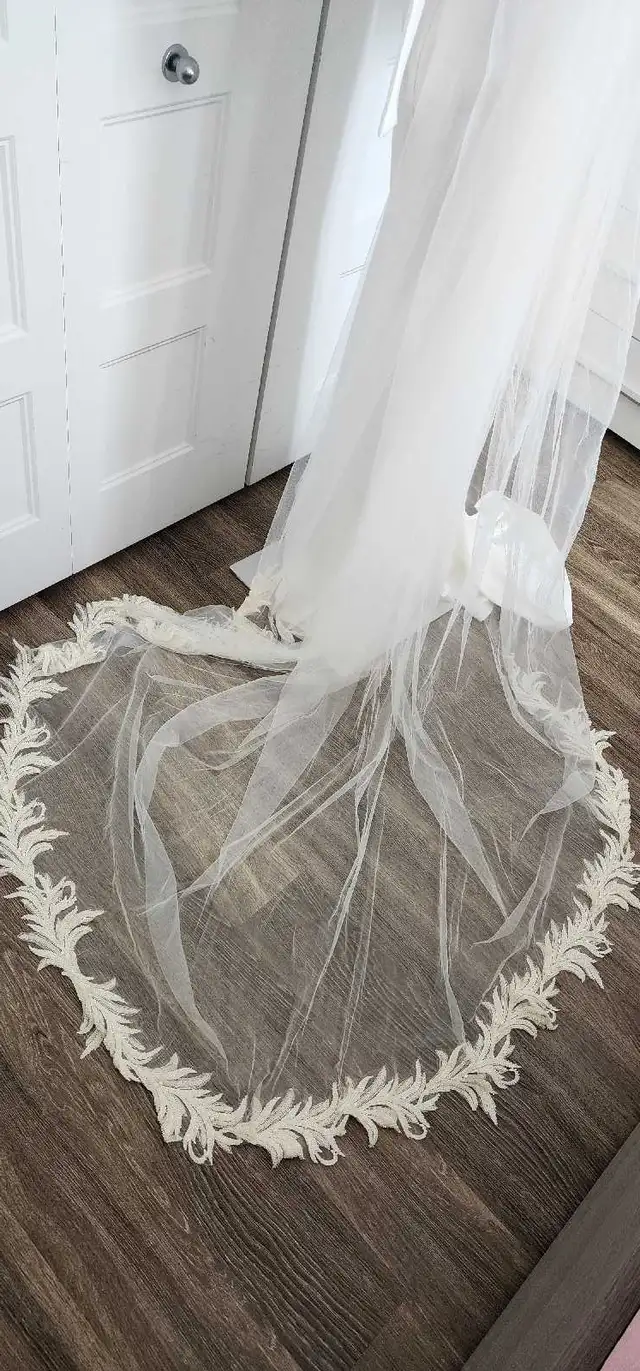 Robe de mariée blanche en satin + voile in Women's - Dresses & Skirts in Longueuil / South Shore - Image 6