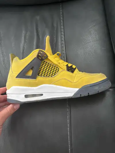 US 6.5 Jordan 4 lightning Authentic