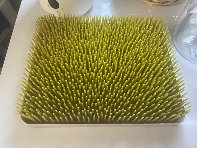 Boon grass bottle rack in Feeding & High Chairs in Barrie - Image 2