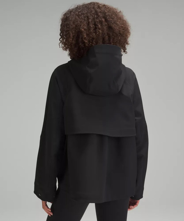 Lululemon Rain Jacket in Women's - Tops & Outerwear in Oakville / Halton Region - Image 2