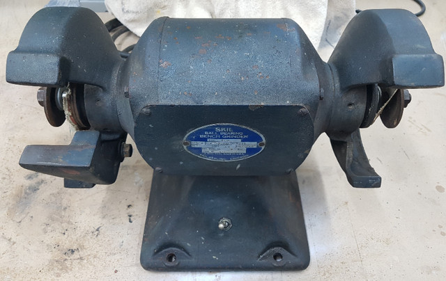 VINTAGE BENCH GRINDER in Power Tools in Charlottetown