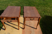 Deux petites tables avec tirroir