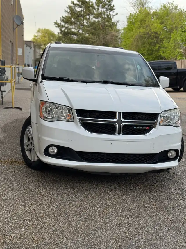 2017 Dodge Grand Caravan SXT Premium – Leather • DVD • Power Doo