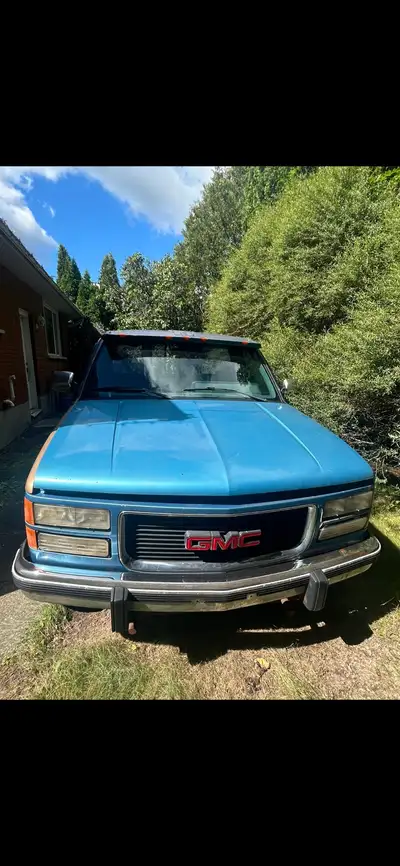 Up for sale is a 1990 GMC Sierra K1500 - 4x4 Regular cab - Flat deck - AS IS - Truck runs and drives...