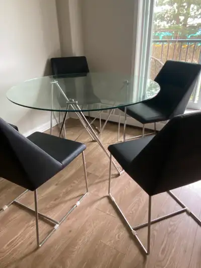 I am moving and therefore selling my glass top dining table and 4 chairs. Pick up only in downtown H...