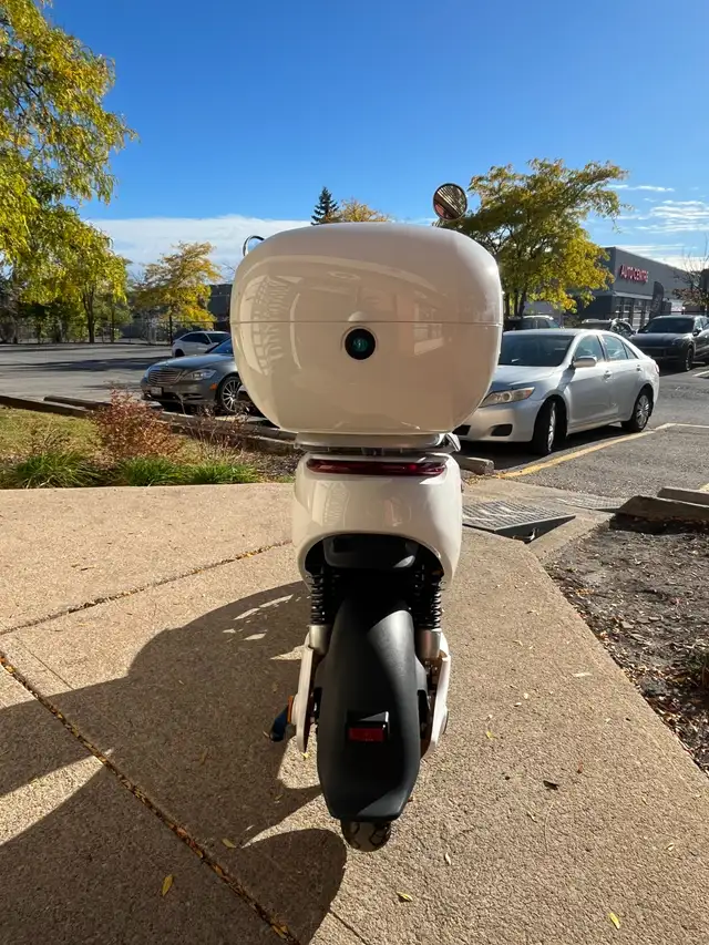 EMMO ADO White |  $450 OFF | Up to 100km in eBike in Mississauga / Peel Region - Image 4