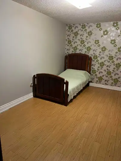 Large Furnished Private Rooms Available Immediately – Mississauga (Across from South Common Centre /...