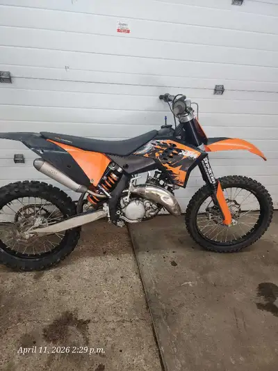 2007 KTM 125SX Bike starts and runs, but has a knocking sound. Good little project.
