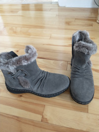 Naturalizer suede winter boots size 5.5