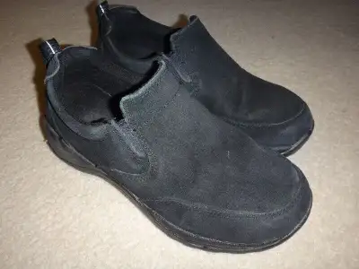 Great condition, suede, light and comfortable, easy to maintain. My boys were wearing these shoes fo...