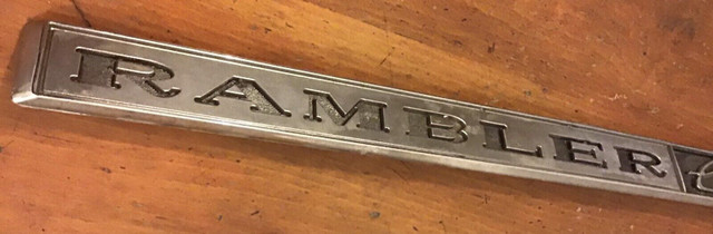 Emblème Rambler Classic 1964 dans Pièces de carrosserie  à Drummondville - Image 2