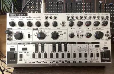 NEW in Box: Behringer TD-3-MO ANALOG Bassline Synthesizer, View more