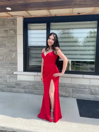 Amanda-Lina’s (say yes to the dress) Gorgeous red dress Only worn once ! Size 4