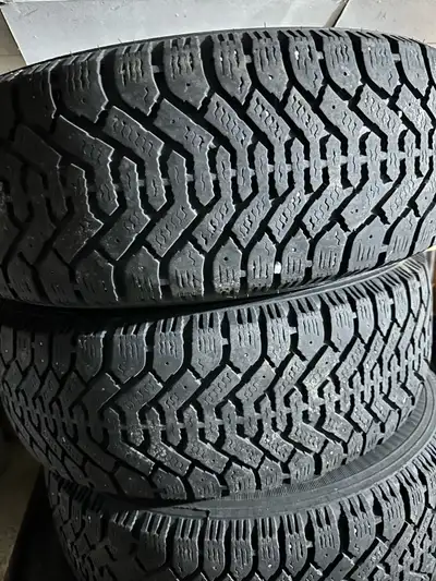 Goodyear winter tires 225/60/16 Fit Toyota RAV4 Asking $200 705-929-0648