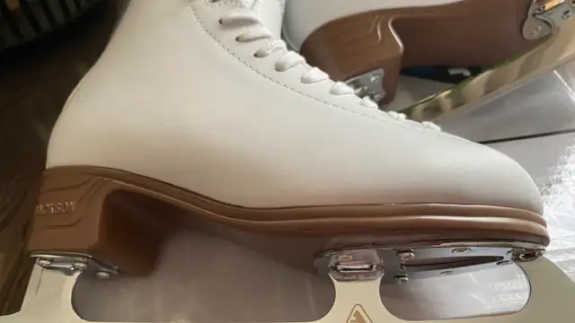 EUC Jackson Mystique Ice Figure Skates-Womens/Youth Girls Size 4 in Skates & Blades in Ottawa - Image 7