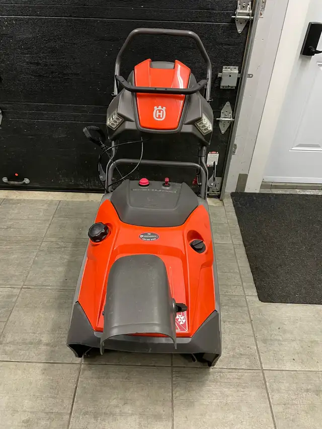 Souffleuse Husqvarna ST151 in Snowblowers in Laval / North Shore - Image 3