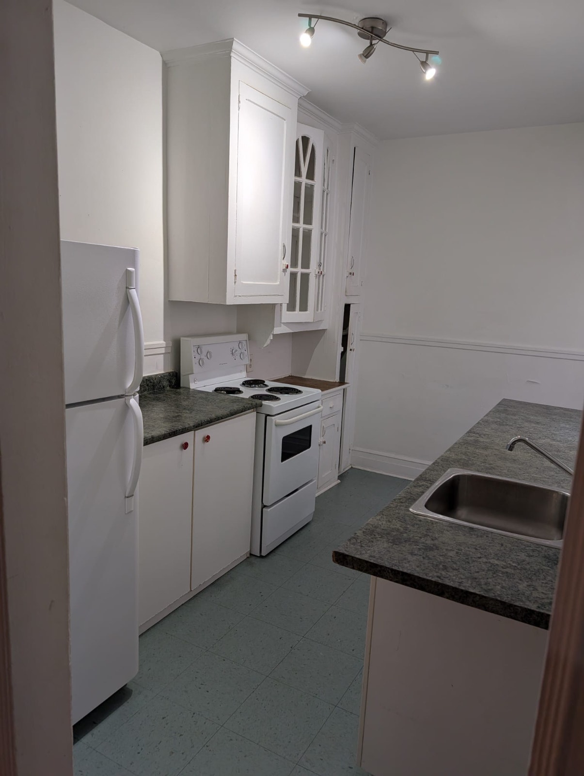 ***IMMEDIATELY AVAILABLE 3 1/2 near Côte-des-Neiges metro*** — photo 2