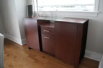 Buffet en noyer 60 pouces de large - comme neuf, View more