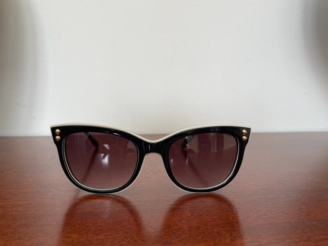 MOSCHINO / Authentic sunglasses / lunettes de soleil. dans Bijoux et montres  à Ouest de l’Île