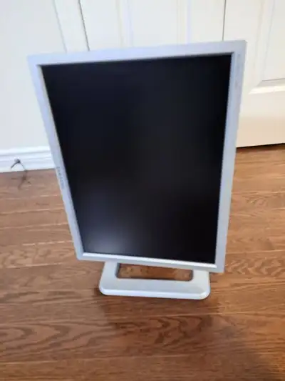 Sumsang 204T Monitor, excellent condition, power cable and HDMI-to-DVI cable included. please email...