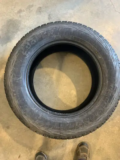 Pneus 20 pouces LT275/65R20. 4 pneus de 20 pouces pour camion. Pratiquement neuf. Valeur de 1800$