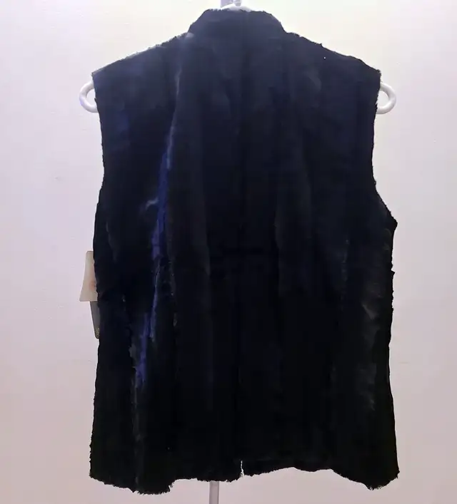 NWT - Linea Domani - (Size M) Faux Fur Sleeveless Women's Jacket in Women's - Tops & Outerwear in City of Toronto - Image 3