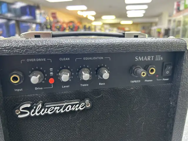 Silvertone Smart IIIS Guitar Amplifier in Amps & Pedals in Oshawa / Durham Region - Image 3