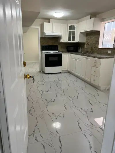 2 bed 1 bath suite on Victoria Drive with AC