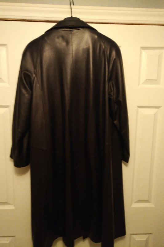 Danier size xl (fits like 2xl) 3/4 length coat in Women's - Tops & Outerwear in Oshawa / Durham Region - Image 2