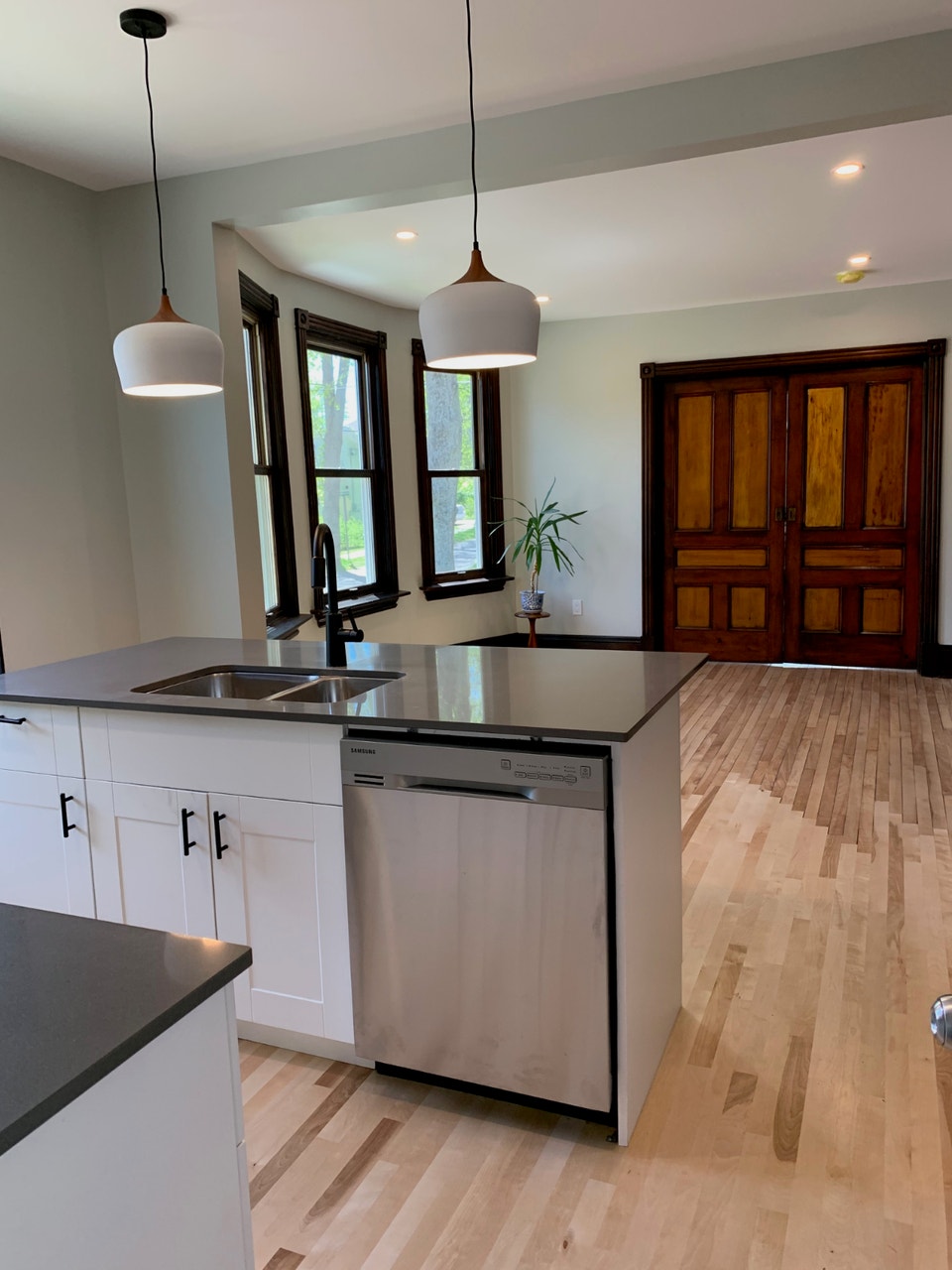 Bright Downtown One Bedroom Apartment 4