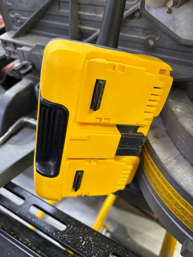 Dewalt DHS790 120V 12” Sliding Mitre Saw & Stand in Power Tools in Oshawa / Durham Region - Image 4