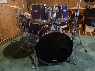 Yamaha Beech Custom drumset in Blueberry lacquer finish. These drums were made in Japan + are pro le...