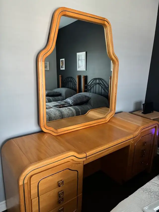 Dressing table and wooden mirror63234885521411121