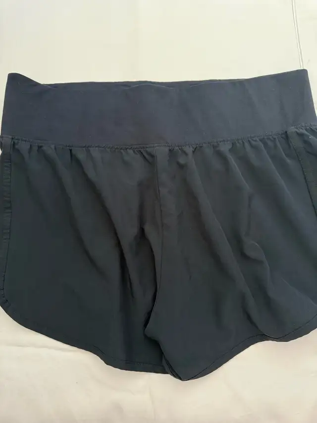 Woman’s Shorts (Medium) Great condition! in Women's - Bottoms in City of Toronto - Image 4