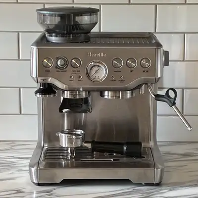 Breville Barista Express, espresso semi‑automatique avec moulin conique intégré. Voir la description...