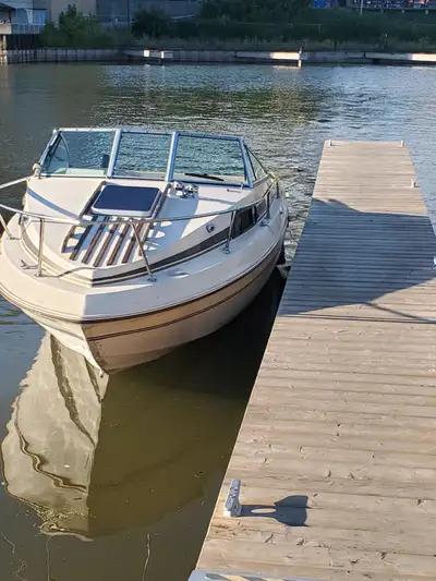 This 1986 Sun Ray Ciera 20' is a classic, well-maintained pre-owned powerboat perfect for your next...