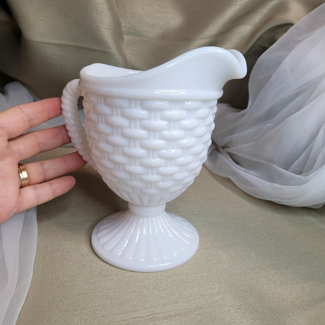 Beautiful 6" x 4" Vintage Imperial White Milk Glass Basket.... in Arts & Collectibles in Markham / York Region - Image 3