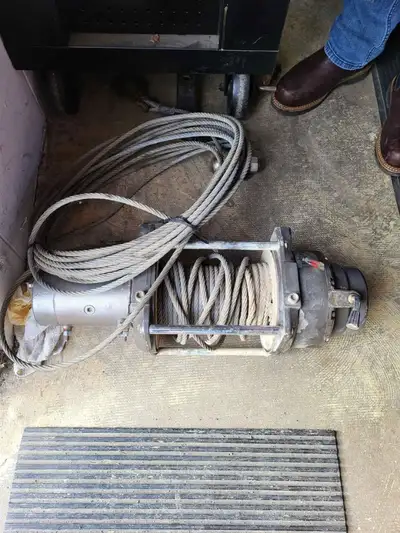 WARN M12000 Heavyweight Winch Rated Line Pull = 12,000 lbs. Voltage = 12V Motor = 4.6 HP Remote Cont...
