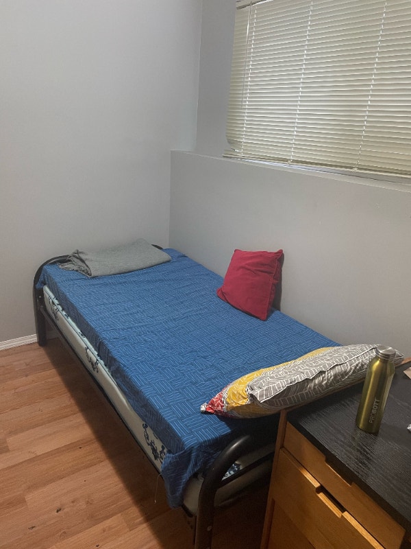 1 BR available in shared 5bedroom house close to University Room