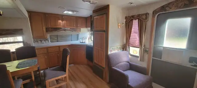 32 ft R.V Camper Keystone Mountianeer by Montana in Travel Trailers & Campers in Nelson - Image 4